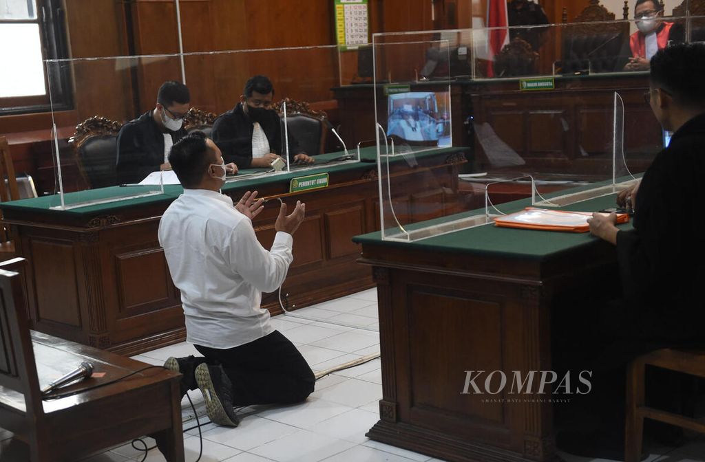 Security Officer Suko Sutrisno berdoa seusai vonis yang diberikan kepadanya dalam sidang kasus Tragedi Kanjuruhan di Pengadilan Negeri (PN) Surabaya, Jawa Timur, Kamis (9/3/2023). Hakim Ketua Abu Achmad Sidqi Amsya menjatuhi vonis 1 tahun dan 6 bulan kepada Abdul Haris dan vonis 1 tahun kepada Suko Sutrisno. Vonis tersebut lebih ringan dari tunutan jaksa, yaitu 6 tahun dan 8 bulan penjara. Keduanya telah menjalani masa penahanan oleh penyidik Polda Jatim sejak 24 Oktober 2022 lalu hingga saat ini selama proses persidangan. 