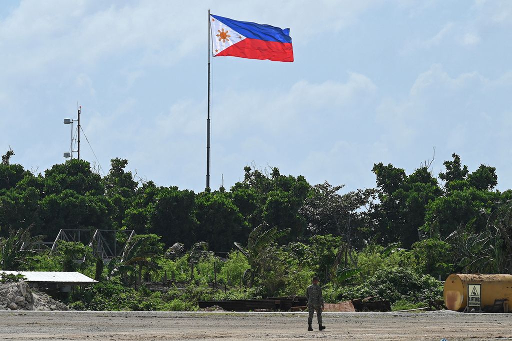 Seorang tentara Filipina berjalan di Pulau Thitu di Laut Cina Selatan yang disengketakan, Jumat (1/12/2023). 