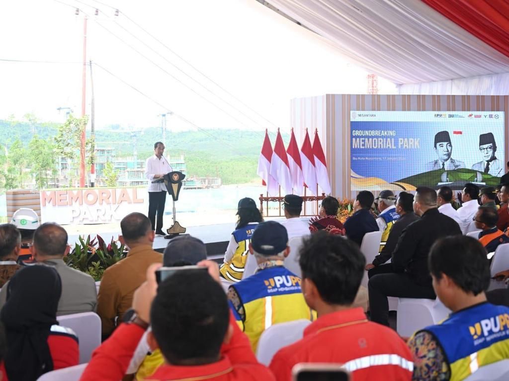 Presiden Joko Widodo melakukan peletakan batu pertama atau <i>groundbreaking</i> Memorial Park Ibu Kota Nusantara (IKN) di Kabupaten Penajam Paser Utara, Provinsi Kalimantan Timur pada Rabu (17/1/2024). 