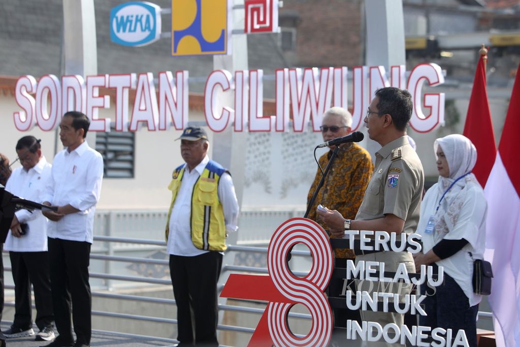 Penjabat Gubernur DKI Jakarta Heru Budi Hartono menyampaikan sambutan di depan Presiden Joko Widodo saat peresmian sodetan Kali Ciliwung-Kanal Banjir Timur di kawasan Bidara Cina, Jakarta Timur, Senin (31/7/2023).