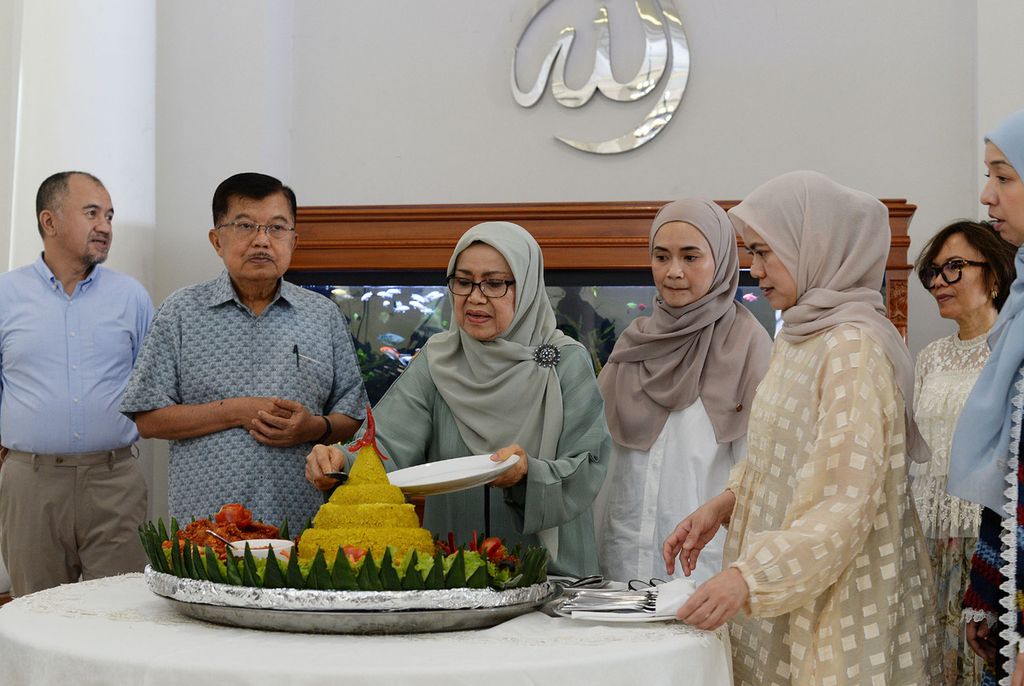 Nyonya Mufidah Jusuf Kalla memotong tumpeng sebagai tanda kecintaan dan kebahagian di hari ulang tahun ke-81 suaminya, Jusuf Kalla, Wapres ke-10 dan ke-12 RI, Senin (15/5/2023), di kediaman pribadinya di Kebayoran Baru, Jakarta.