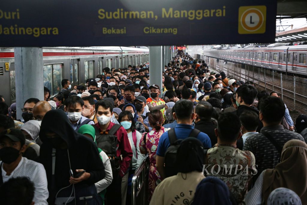 Para penumpang yang sebagian besar pekerja komuter memadati peron Stasiun Tanah Abang, Jakarta Pusat, saat jam pulang kerja, Jumat. (10/2/2023). Tak sedikit pekerja yang kehilangan pekerjaan karena pemutusan hubungan kerja dengan berbagai alasan. 