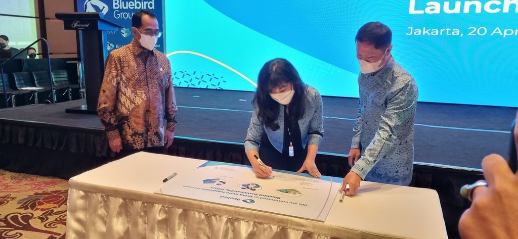 Menteri Perhubungan Budi Karya Sumadi dalam sambutan pada Peluncuran Sustainability Vision Blue Bird di Jakarta, Rabu (20/4/2022), mengapresiasi komitmen PT Blue Bird Tbk yang berkomitmen mengurangi emisi karbon sebesar 50 persen hingga tahun 2030. Komisaris Utama Blue Bird sekaligus Koordinator Blue Bird Peduli Noni Purnomo (tengah) menandatangani komitmen tersebut, disusul Direktur Utama Blue Bird Sigit Djokosoetono (kanan) dan disaksikan Menteri Perhubungan.