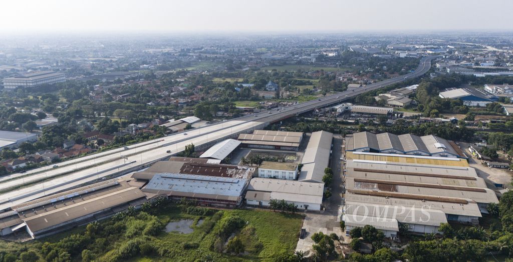 Foto aerial Jalan Tol Cimangis-Cibitung di Kecamatan Setu, Kabupaten Bekasi, Jawa Barat, Minggu (14/7/2024). Jalan tol dengan panjang 26,18 kilometer ini memiliki nilai investasi sebesar Rp 10,6 triliun.