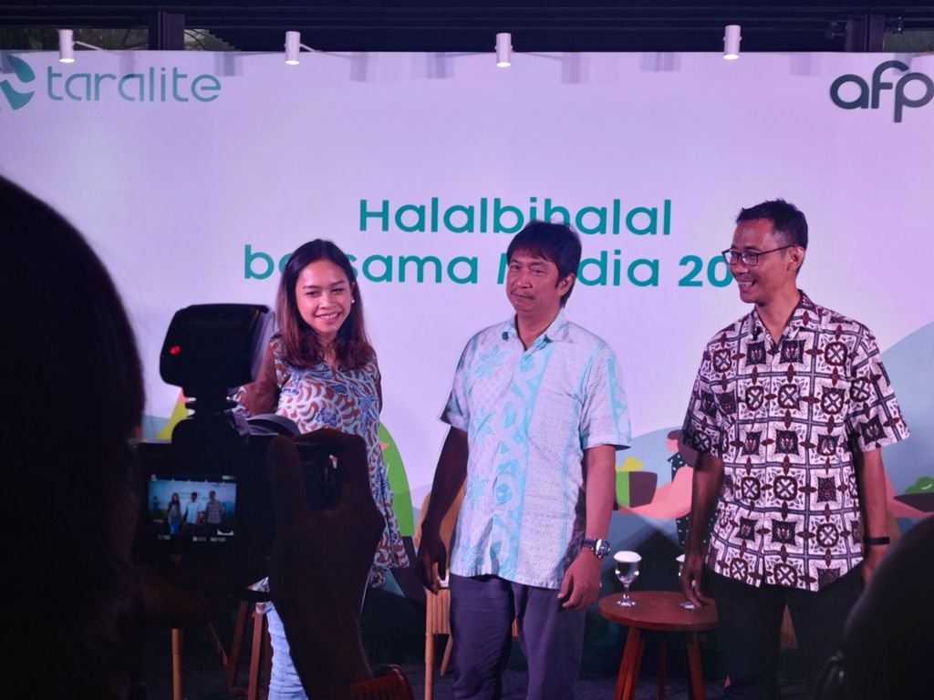 Sekretaris Jenderal Asosiasi Fintech Pendanaan Bersama Indonesia (AFPI) Sunu Widyatmoko (kanan) tengah berfoto bersama dalam acara yang diadakan oleh AFPI dan Taralite, di Jakarta, Jumat (5/5/2023).