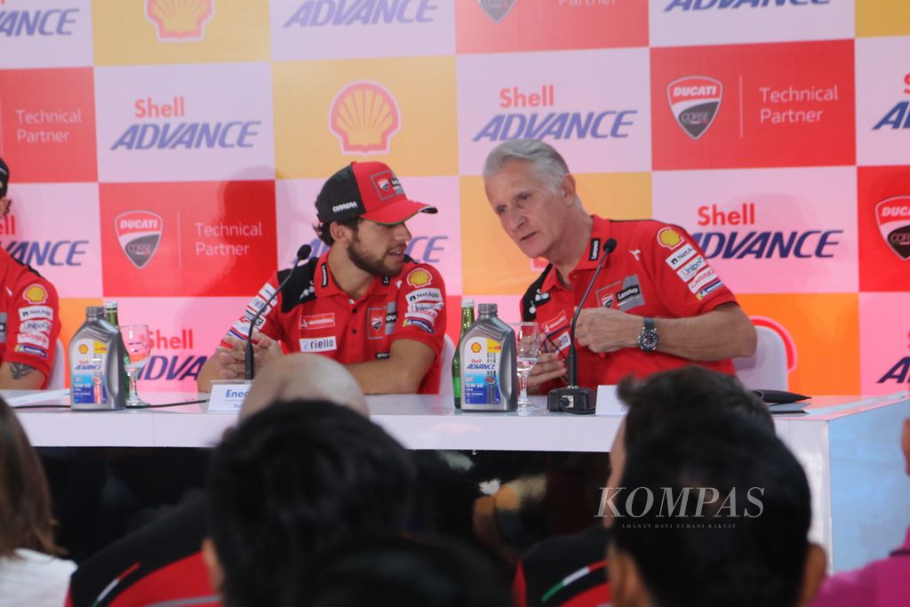 Enea Bastianini (kiri) berbincang dengan Direktur Olahraga Ducati Corse Paolo Ciabatti dalam acara Shell Advance-Ducati Corse di Jakarta, Selasa (10/10/2023). 