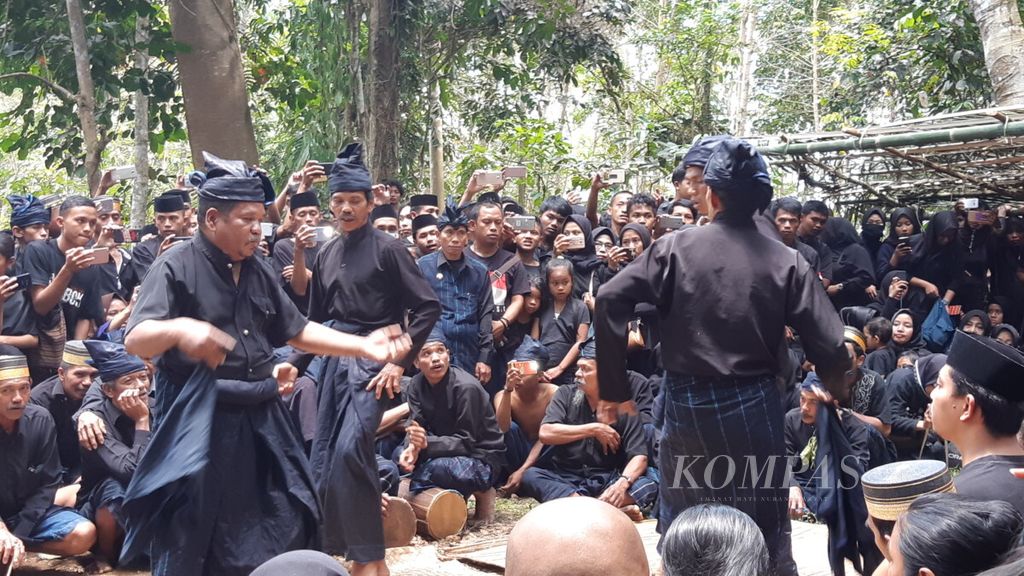 Para lelaki menarikan tari pasaapu sebelum memulai ritual Tunu Panroli di Kawasan Adat Kajang, Bulukumba, Sulawesi Selatan, pertengahan September 2018.