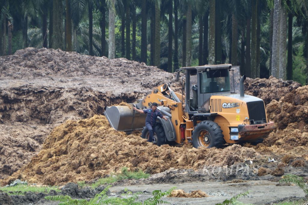 Limbah sawit diangkut untuk diolah menjadi biogas di PT United Kingdom Indonesia Plantations, di Kabupaten Langkat, Sumatera Utara, Rabu (28/9/2022). 