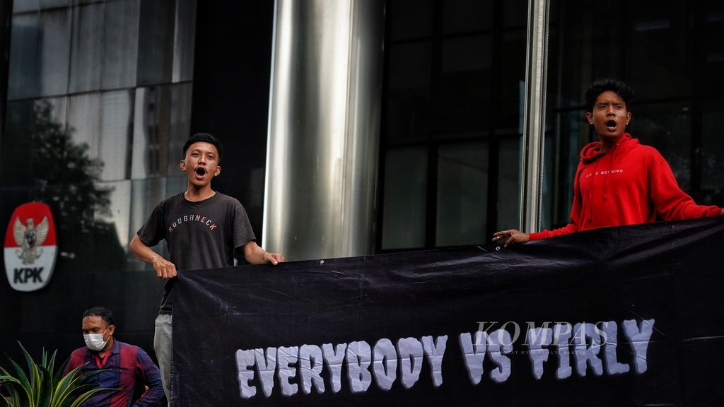 Peserta aksi yang bergabung dalam Komunitas Aktivis Muda Indonesia saat menggelar aksi di depan Kantor KPK Jakarta menuntut pencopotan Ketua KPK Firli Bahuri, Selasa (11/4/2023).