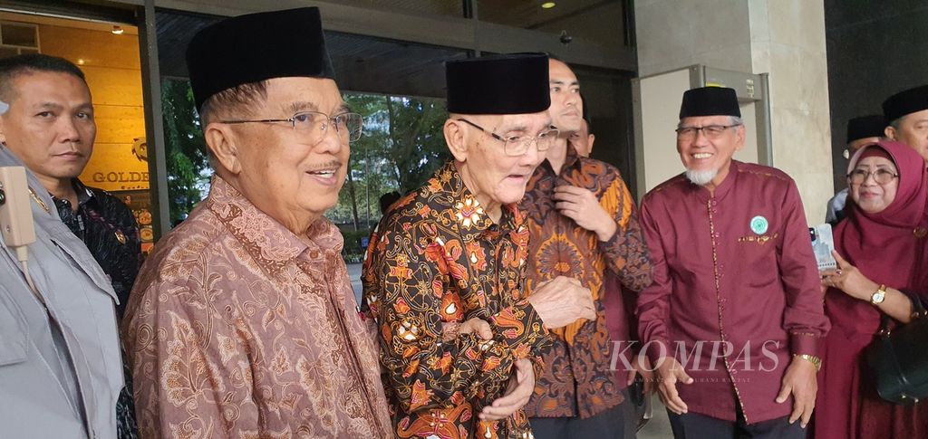 Wakil Presiden ke-10 dan ke-12 Jusuf Kalla menggandeng Wapres ke-6 Try Sutrisno seusai menghadiri Halalbihalal Majelis Ulama Indonesia di Jakarta, Selasa (7/5/2024).