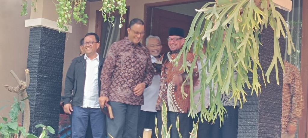 Bakal calon presiden dari Koalisi untuk Perubahan dan Persatuan, Anies Baswedan, bersama jajaran partai politik pendukungnya bertemu dengan Ketua Majelis Syuro Partai Keadilan Sejahtera (PKS) Salim Segaf Al Jufri di rumahnya, di kawasan Pejaten, Jakarta Selatan, Sabtu (26/8/2023).