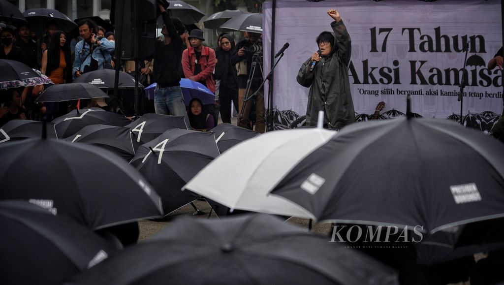 Istri aktivis HAM Munir Said Thalib, Suciwati, berorasi di depan para aktivis dan masyarakat peduli pelanggaran HAM dalam Aksi Kamisan ke-802 di seberang Istana Merdeka, Jakarta, Kamis (18/1/2024). 