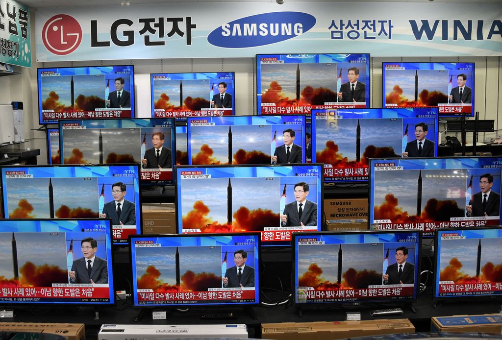 Layar-layar televisi menayangkan berita tentang peluncuran rudal Korea Utara di sebuah toko elektronik di Seoul, Korea Selatan, 3 November 2022. 