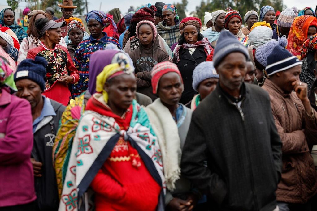 Para orangtua siswa dan warga berkumpul di luar Akademi Hillside Endarasha di Nyeri County, Kenya, Jumat (6/9/2024), setelah tragedi kebakaran yang melanda asrama siswa dan menewaskan sedikitnya 21 orang. 