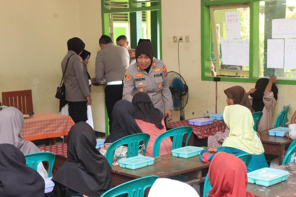 Pelaksanaan uji coba makan bergizi gratis di salah satu sekolah dasar di Kabupaten Indramayu, Jawa Barat, pada 22 Oktober 2024. Kegiatan ini sudah terlaksana di satu kota dan empat kabupaten di Jabar.