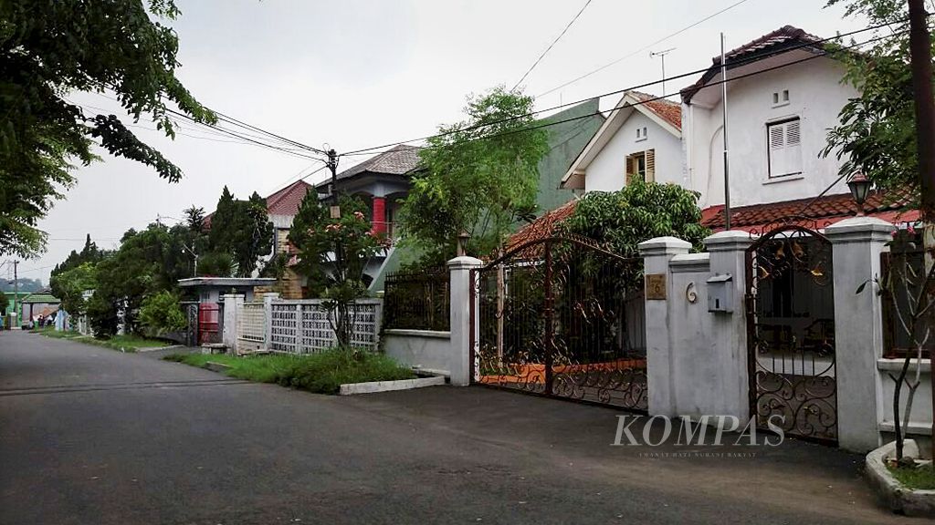 Beberapa rumah tua yang dibangun pada masa kolonial Belanda masih tersisa di perumahan lama Kota Paris di Bogor Tengah, Kota Bogor, pekan lalu. 