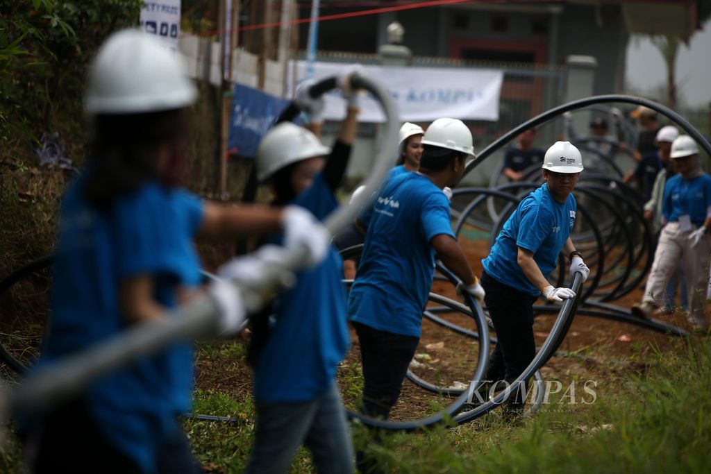 Sukarelawan muda Dana Kemanusiaan Kompas (DKK) membantu pemasangan pipa saluran air bersih RW 008 Kampung Karamat, Desa Sukamulya, Kecamatan Cugenang, Cianjur, Jawa Barat, Rabu (22/5/2024). Habitat for Humanity Indonesia dan Yayasan DKK membantu memulihkan jaringan saluran air bersih warga Kampung Karamat yang rusak karena gempa Cianjur pada November 2022 lalu.