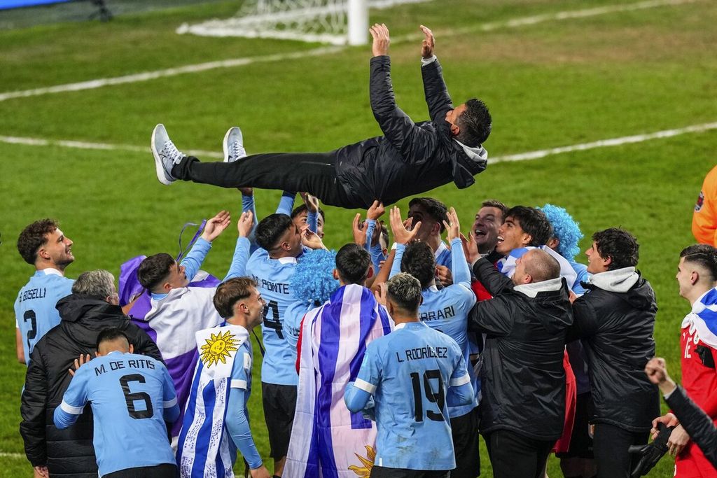 Pelatih Uruguay, Marcelo Broli, dilempar ke udara oleh para pemain Uruguay setelah memenangkan pertandingan final Piala Dunia U-20 2023 melawan Italia di Stadion Diego Maradona di La Plata, Argentina, Senin (12/6/2023) WIB. Gelar juara Piala Dunia U-20 2023 tersebut merupakan yang pertama kalinya bagi Uruguay. 