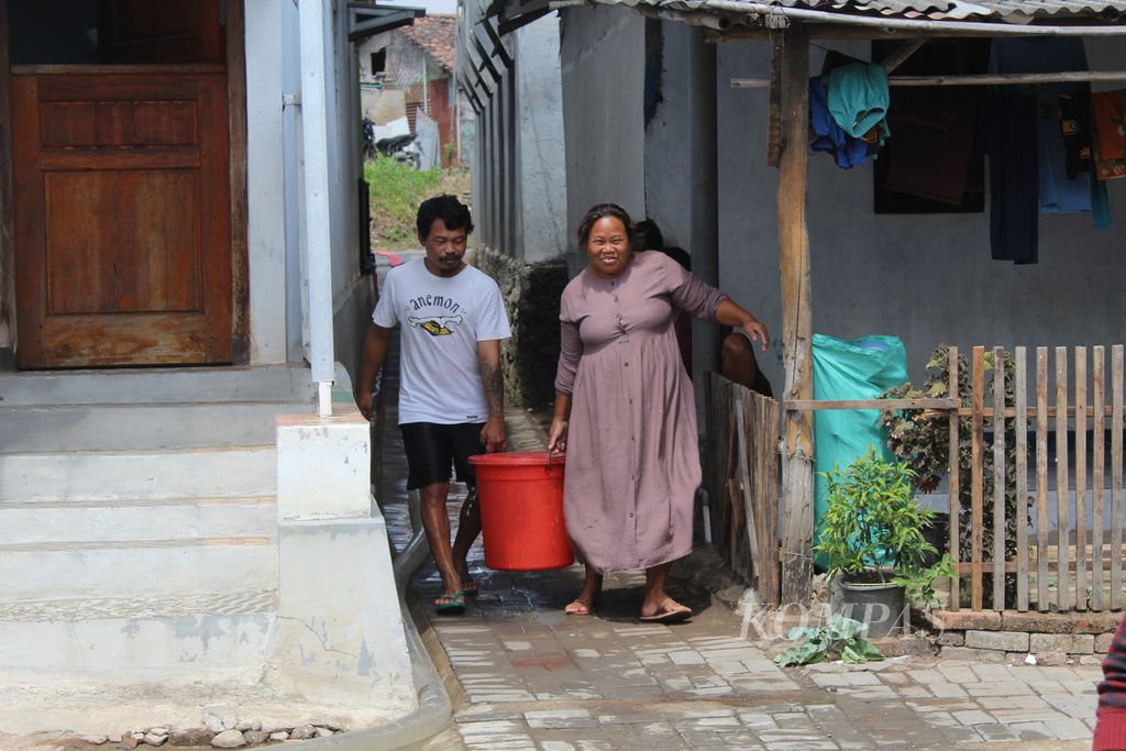 Warga mengangkut ember berisi air bersih di Desa Sibubut, Kecamatan Gegesik, Kabupaten Cirebon, Jawa Barat, Rabu (2/8/2023). 
