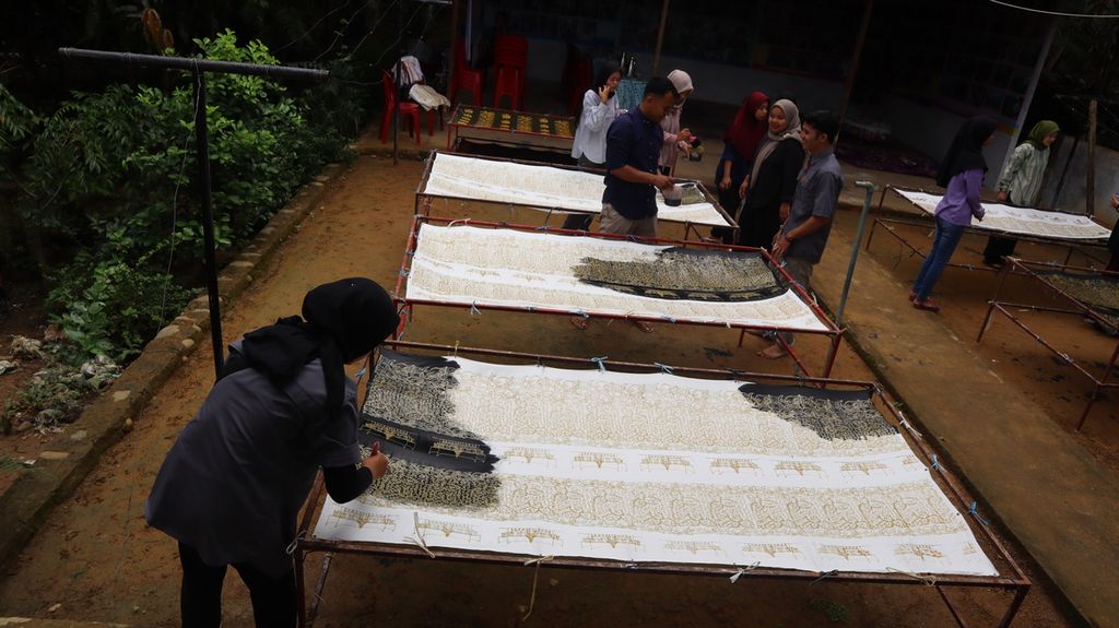 Peserta lokakarya yang diadakan tim Matching Fund Universitas Andalas dan UKM Dewi Busana mewarnai kain batik yang dibuat dengan memanfaatkan ragam hias naskah kuno Minangkabau di Lunang, Pesisir Selatan, Sumatera Barat, Kamis (13/10/2022). 