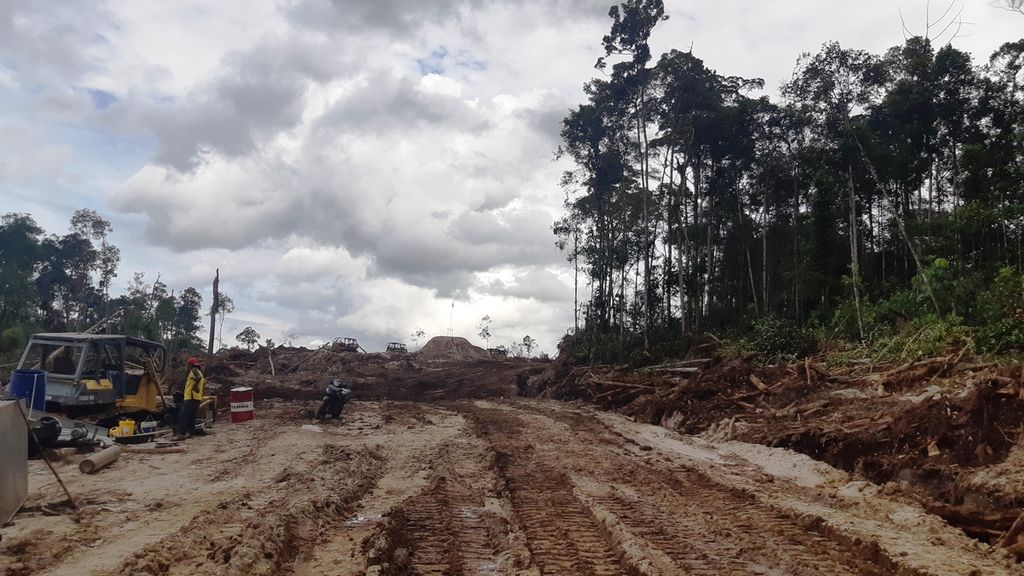 Lokasi pembukaan hutan di Desa Tewai Baru, Kecamatan Sepang, Kabupaten Gunung Mas, Kalteng, yang dipenuhi pekerja dan beberapa alat berat yang sedang membuka hutan untuk menjadi lokasi penanaman singkong, Sabtu (28/11/2020). Setidaknya 50 hektar lebih hutan sudah dibuka.