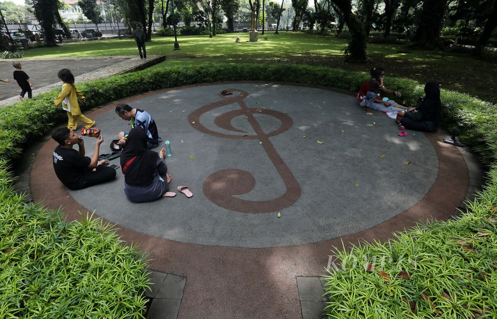 Warga bersantai di Taman Suropati, Menteng, Jakarta Pusat, Sabtu (6/5/2023). 