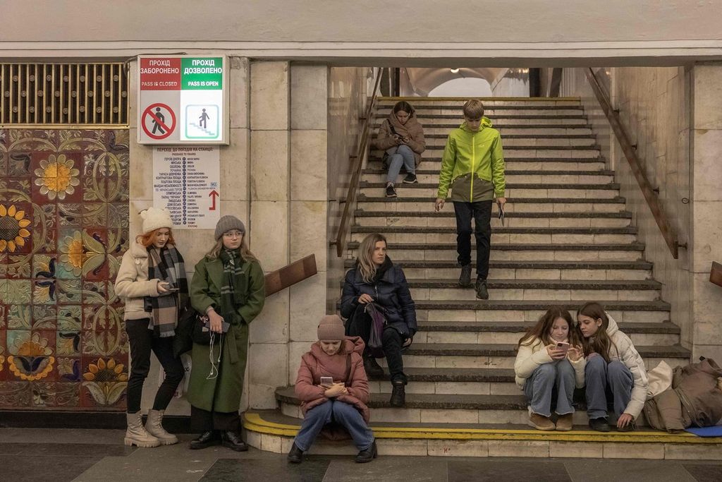 Warga Kyiv berlindung di stasiun kereta bawah tanah pada Sabtu (25/11/2023). Stasiun ini merupakan salah satu tempat perlindungan kala Ukraina diserang Rusia dengan rudal, roket, hingga pesawat nirawak. 