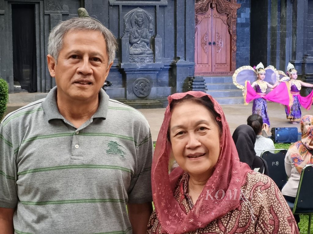 Luluk Sumiarso dan istrinya, Hari Sulistyowati, setia merawat dan mengembangkan budaya Nusantara di Rumah Budaya Nusantara Puspo Budoyo di Ciputat, Tangerang Selatan, Banten.