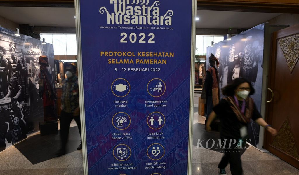 Informasi protokol kesehatan yang harus dipatuhi terpasang pada salah satu pintu masuk pameran Adiwastra Nusantara 2022 di Jakarta Convention Center, Jakarta, Rabu (9/2/2022). Pameran yang mengusung tema Citra Keberagaman Nusantara itu akan berlangsung hingga Minggu (13/2/2022). 