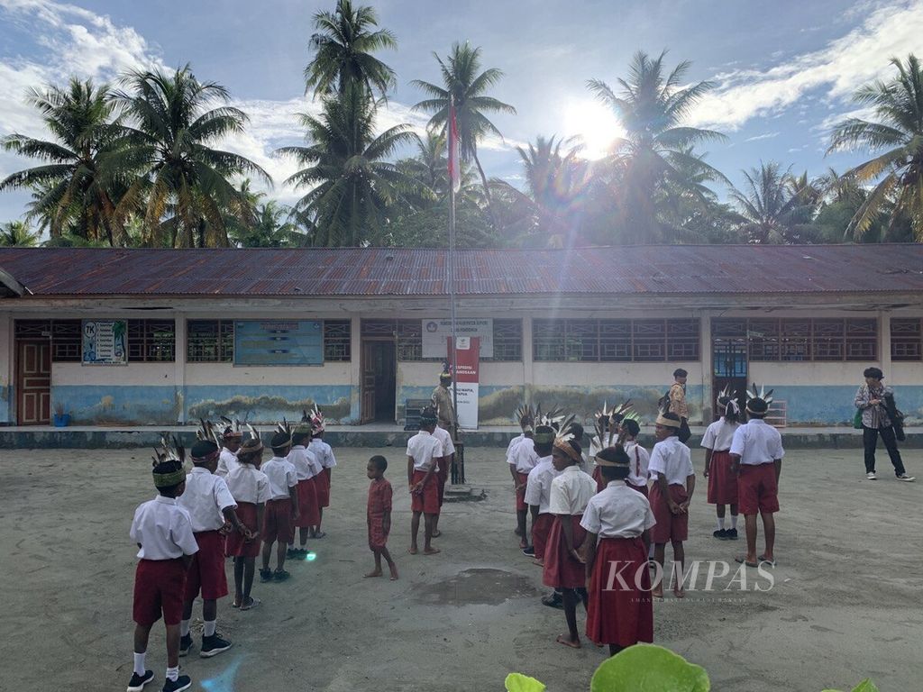Kementerian Sosial memberikan bantuan sosial bagi masyarakat di Pulau Brasi, Kampung Mapia, Distrik Supiori Barat, Kabupaten Supiori, Papua, Selasa (12/9/2023). 