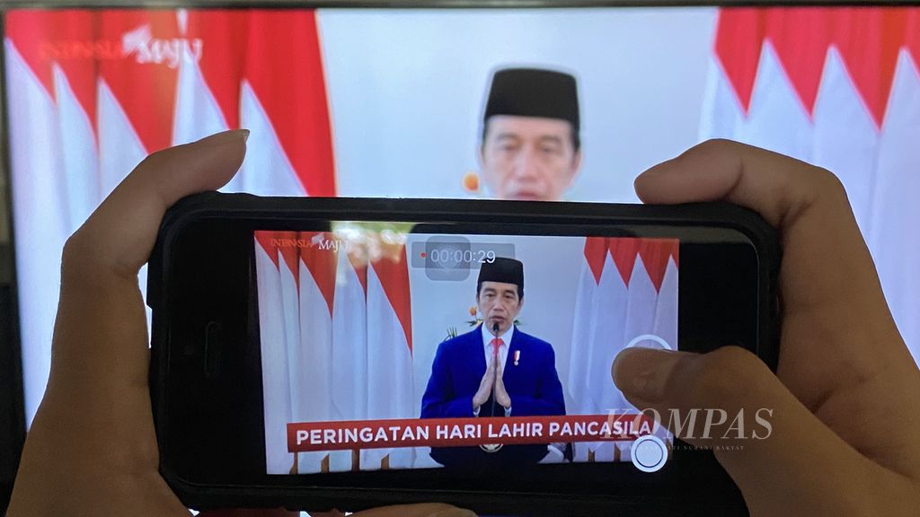 Presiden Joko Widodo yang berada di Istana Bogor memimpin Upacara peringatan Hari Lahir Pancasila secara virtual dan disiarkan langsung melalui akun Youtube Sekretariat Presiden, Senin (1/6/2020). Dalam pidatonya, Jokowi mengatakan bahwa pandemi Covid-19 yang melanda saat ini menguji daya juang, pengorbanan, dan kedisiplinan bangsa Indonesia. Pancasila ibarat bintang yang menjadi pemersatu bangsa dalam melewati ujian itu.