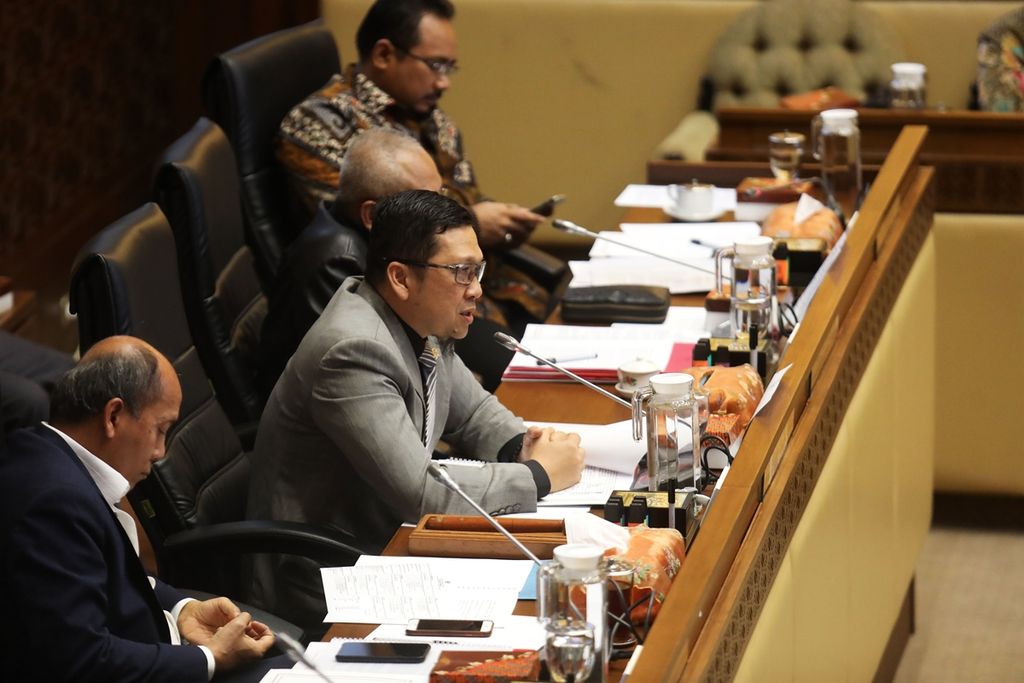 Ketua Komisi II DPR Ahmad Doli Kurnia Tanjung memimpin rapat kerja di Kompleks Gedung Parlemen, Senayan, Jakarta, Rabu (6/11/2019). 