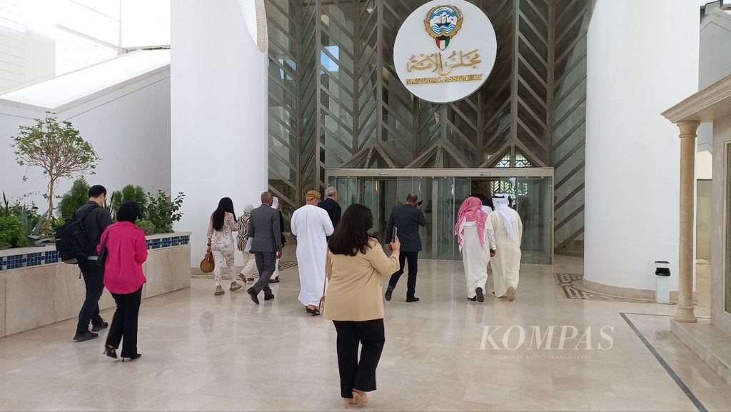 Perwakilan negara sahabat dan staf Kementerian Informasi Kuwait memasuki gerbang utama Gedung Dewan Nasional Kuwait, Senin (5/6/2023). Kuwait akang menggelar pemilu Dewan Nasional, Selasa (6/6/2023). 