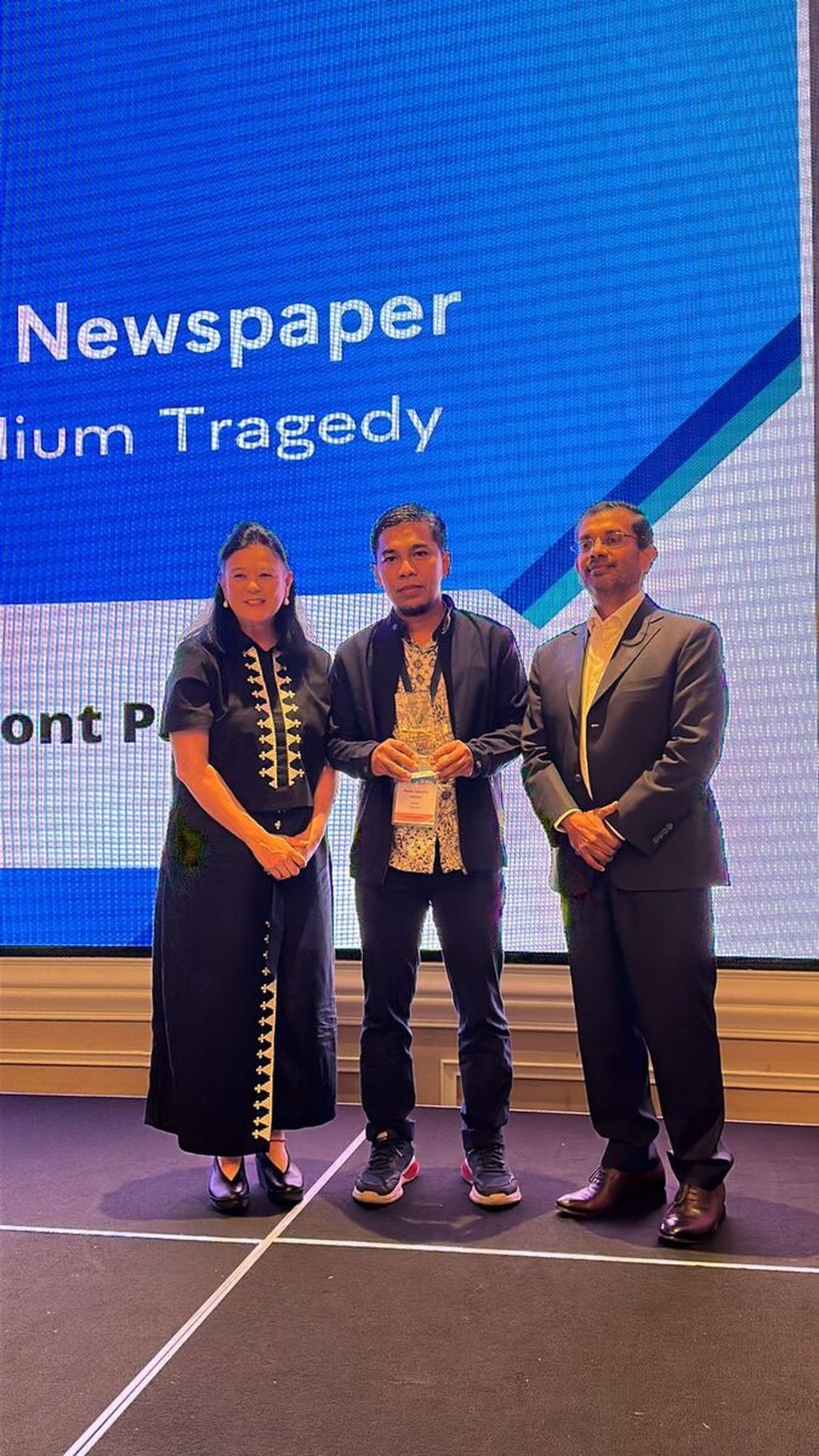 Manajer Visual <i>Kompas </i>Pandu Lazuardy menerima penghargaan dalam Asian Media Award 2023 di Singapura, Jumat (20/10/2023).