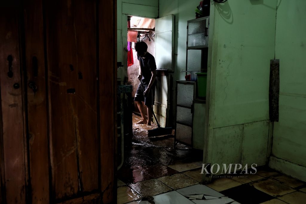 Ilustrasi. Warga membersihkan tempat tinggalnya dari air dan lumpur sisa banjir di Kelurahan Kampung Melayu, Kecamatan Jatinegara, Jakarta Timur, Jumat (15/3/2024).