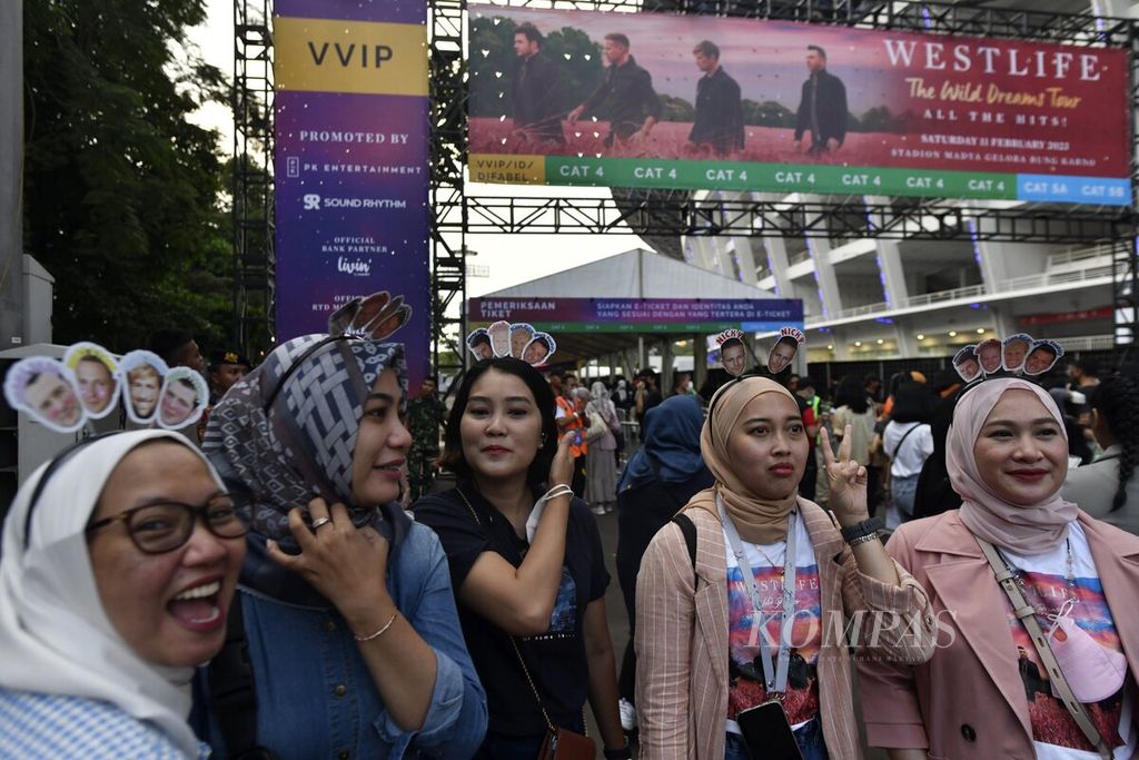 Gaya para fans Westlife saat menonton konser Westlife The Wild Dreams Tour -All The Hits 2023 di Stadion Madya Gelora Bung Karno Jakarta, Sabtu (11/2/2023).