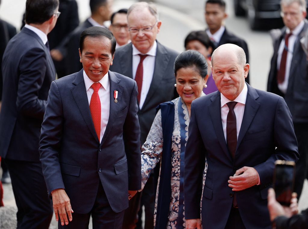 Presiden Joko Widodo dan Ibu Negara Iriana didampingi Kanselir Jerman Olaf Scholz ke pembukaan pameran dagang Hannover Messe, Minggu (16/4/2023) di Hannover, Jerman. Untuk ketiga kalinya, Indonesia menjadi negara mitra di pameran dagang dan teknologi itu.
