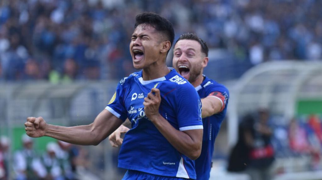 Dimas Drajad merayakan gol perdana yang dicetaknya dalam laga Persib Bandung kontra Persija Jakarta pada pekan keenam Liga 1 2024/2025 di Stadion Si Jalak Harupat, Bandung, Senin (23/9/2024). Persib Bandung menang 2-0 dalam laga ini.