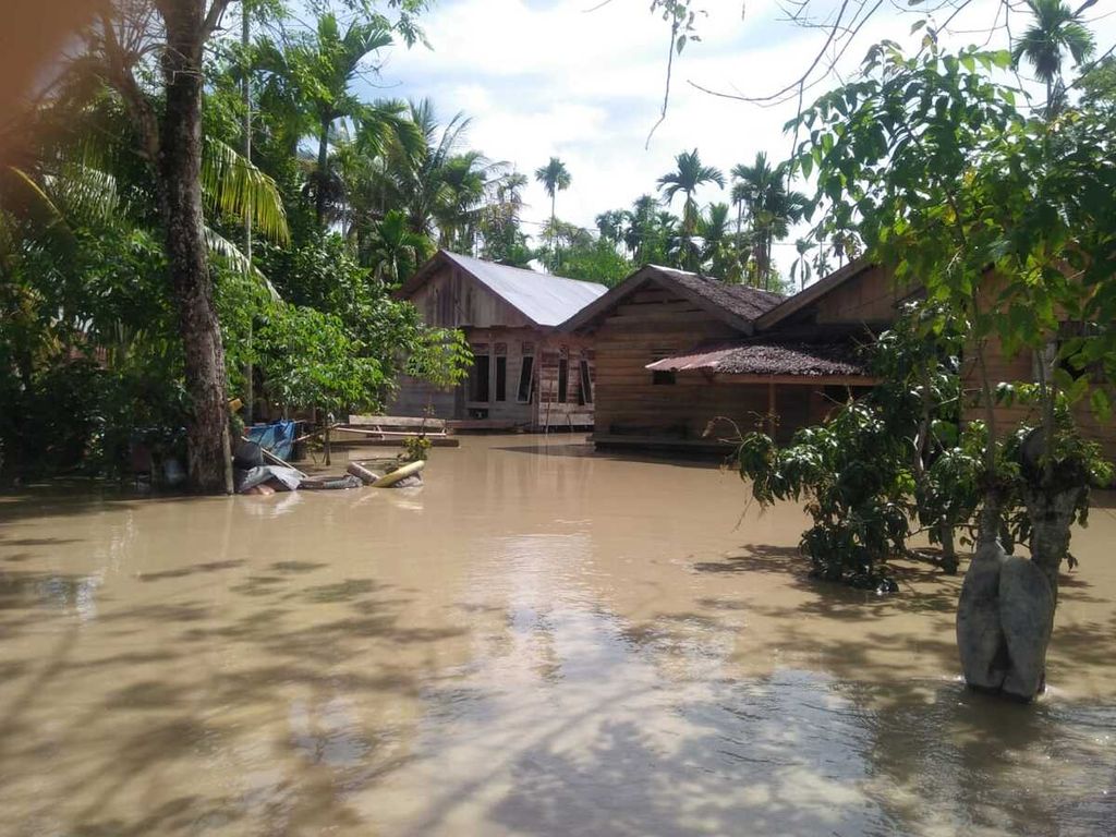 Kawasan penduduk di Kabupaten Aceh Utara, Provinsi Aceh, Rabu (5/10/2022) tergenang banjir. Warga mengalami kerugian besar karena sumber pendapatannya rusak diterjang banjir. Pelayanan publik terganggu dan anak-anak kehilangan ruang bermain.