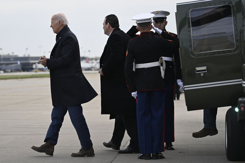 Kedatangan Presiden AS Joe Biden di Bandara Internasional Minneapolis, Saint Paul, Rabu (1/11/2023) waktu setempat. 