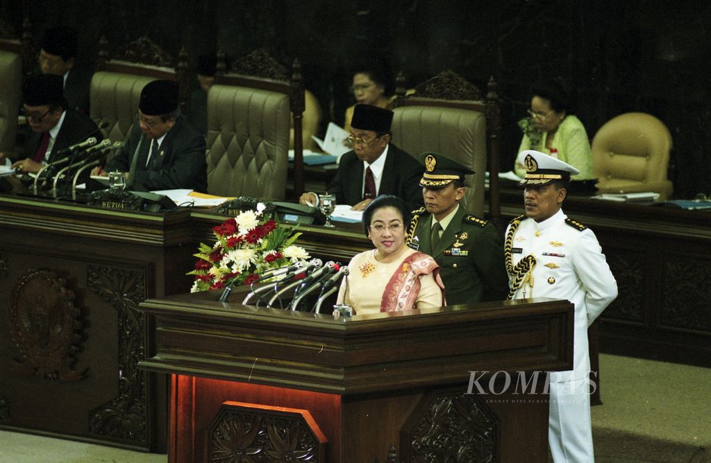 Presiden Megawati Soekarnoputri menyampaikan pidato kenegaraan di depan Sidang Paripurna MPR pada 16 Agustus 2001.