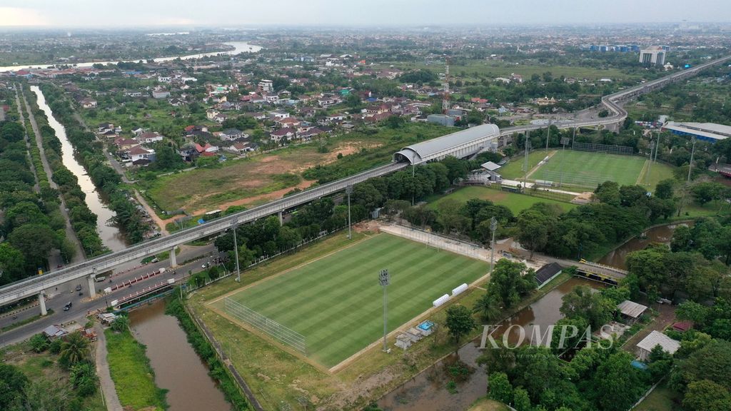 Foto udara lapangan panahan (kiri) dan lapangan bisbol (kanan) di Kompleks Jakabaring Sport City, Palembang, Sumatera Selatan, Jumat (24/3/2023). Lapangan panahan akan dijadikan salah satu tempat latihan Piala Dunia U-20 pada 20 Mei-11 Juni mendatang. Lapangan latihan lainnya yakni lapangan atletik. 