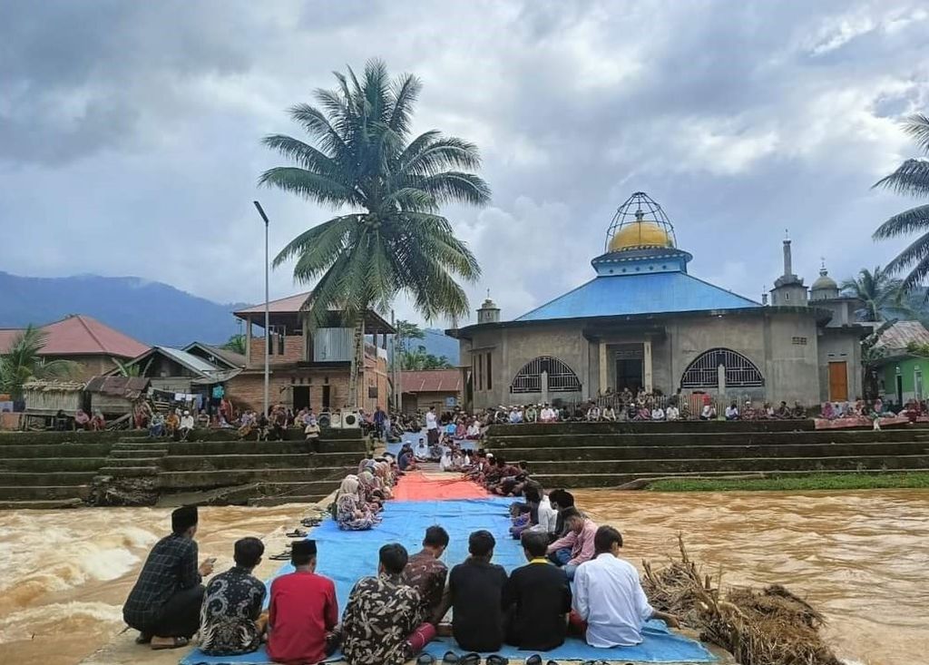 Masyarakat Dusun Sungai Telang, Kecamatan Bathin III Ulu, Kabupaten Bungo, menggelar doa bersama sebagai bentuk keprihatinan atas praktik tambang emas liar yang tak kunjung berhenti. Warga berharap negara tegas menindaknya.