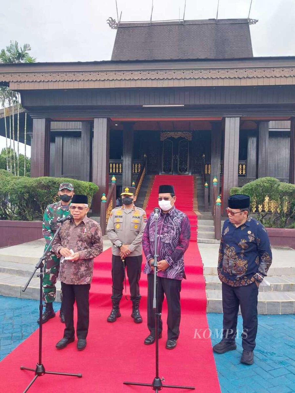 Wakil Presiden Ma’ruf Amin saat menjawab pertanyaan media pada sesi keterangan pers di Pangkalan TNI Angkatan Udara Syamsudin Noor di Banjarbaru, Provinsi Kalimantan Selatan (Kalsel), Jumat (27/1/2023).