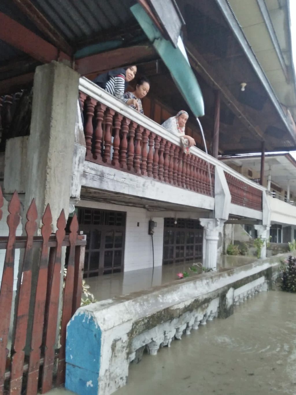 Warga mengamankan diri di lantai dia rumah setelah banjir menerjang Kabupaten Majene, Sulawesi Barat, Kamis (27/10/2022) pukul 04.30 Wita. Banjir kali ini dinilai cukup parah.