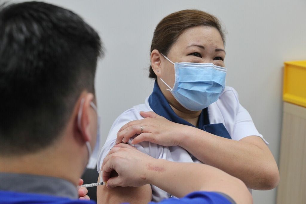 Vaksinasi Covid-19 di Singapura pada Desember 2020. Pada Desember 2023, seiring kenaikan jumlah kasus baru, Pemerintah Singapura menganjurkan warganya untuk kembali menerapkan protokol kesehatan secara ketat.