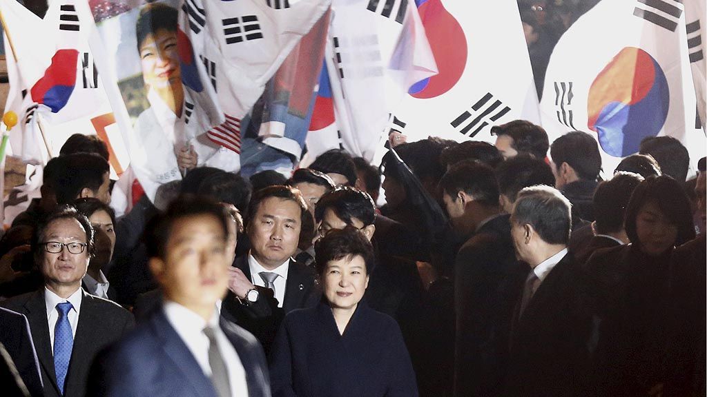 Park Geun-hye, yang dimakzulkan dari posisinya sebagai Presiden Korea Selatan, Minggu (12/3), tersenyum kepada  pendukungnya saat tiba di rumah pribadinya di Seoul.