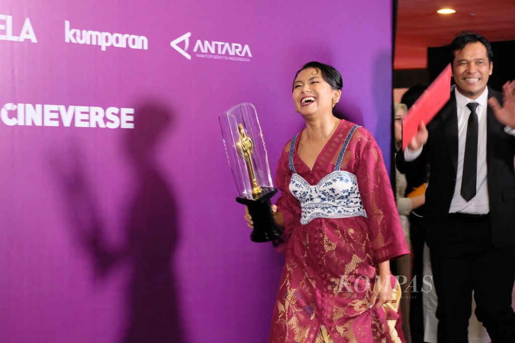 Sutradara film <i>Before, Now & Then,</i> Kamila Andini (kiri), dan produser sekaligus suaminya, Ifa Isfansyah, menunjukkan Piala Citra di ajang Festival Film Indonesia (FFI) 2022 di Jakarta, Selasa (22/11/2022) malam. Film itu menang di lima nominasi FFI 2022, yakni nominasi Film Cerita Panjang Terbaik, Pengarah Sinematografi Terbaik, Pengarah Artistik Terbaik, Penyunting Gambar Terbaik, serta Penata Musik Terbaik.