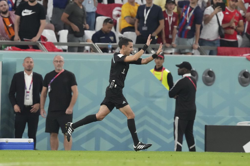 Wasit pertandingan Denmark melawan Tunisia memberikan tanda tidak ada pelanggaran setelah mengecek melalui Video Assistant Referee (VAR) di babak fase grup C Piala Dunia 2022 di Stadion Education City, Qatar, Selasa (22/11/2022). Pertandingan berakhir imbang 0-0.<b><br /></b>