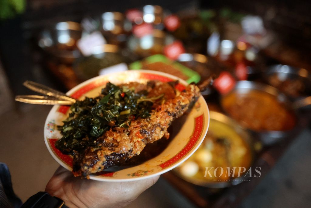 Sajian mangut lele di rumah makan Mangut Lele Dapur Asli Mbok Marto Ijoyo di Kecamatan Sewon, Kabupaten Bantul, Daerah Istimewa Yogyakarta, Rabu (21/9/2022). 